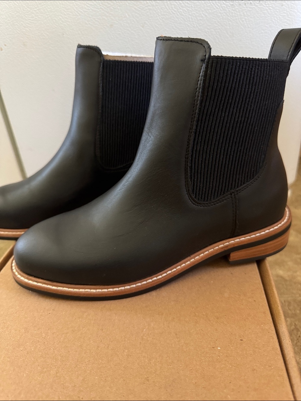 Nisolo Black Chelsea 2.0 Ankle Boots with Brown Trim size 7.5 NWT